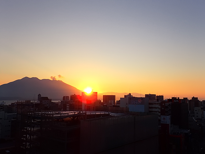 桜島と朝日