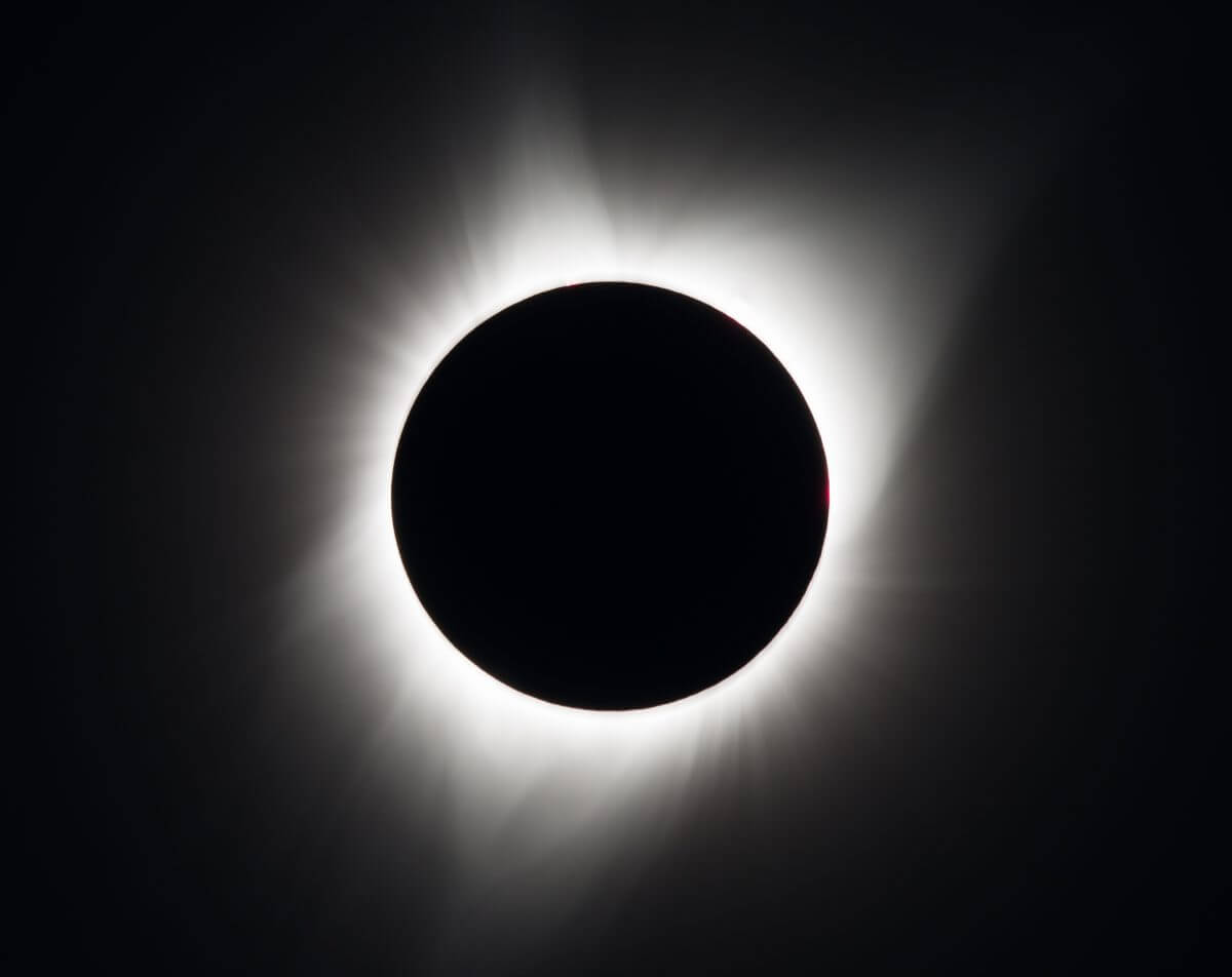 地球から撮影された太陽コロナの例
