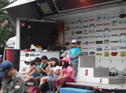 20190715-30-河口湖釣り祭り_JBカーで待つ子供達.JPG