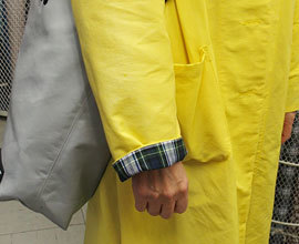 レモンイエローのコートとウールのバッグ