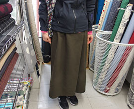 刺繍のバッグとウールのスカート