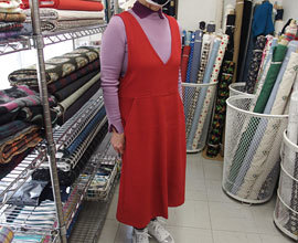 赤いジャンパースカートと手作りバッグ