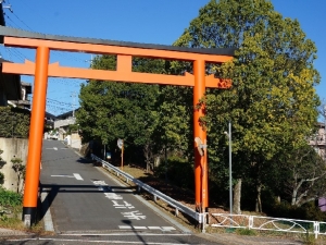 赤い鳥居の明神山への入口