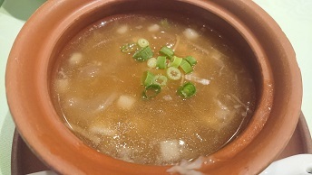 新世界菜館の上海蟹とふかひれのスープ