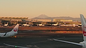 羽田空港サクララウンジから見た富士山