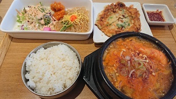 韓美膳のスンドゥブ定食